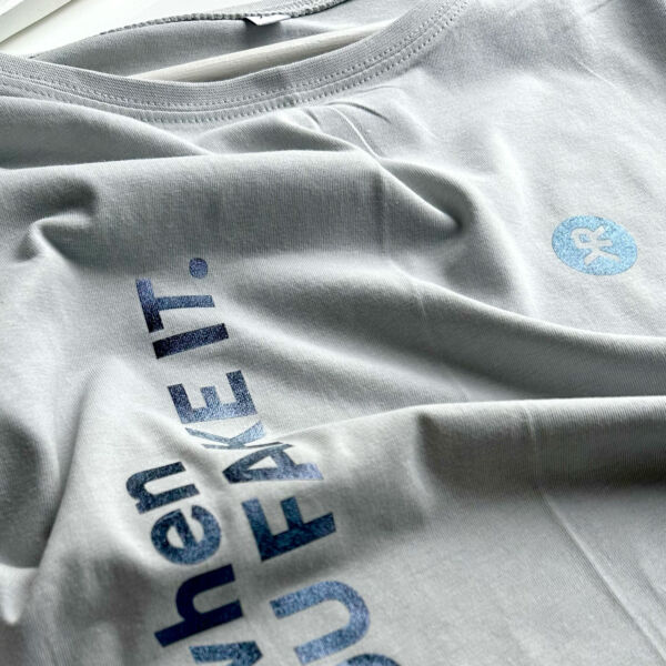 Stylisches T-Shirt mit Statement-Print – bedruckt in der Schweiz im hochwertigen Folientransfer-Verfahren mit spezieller Ocean Dust Folie. Die Sprüche sind inspiriert von Mindset-Work in der Hundeerziehung und setzen ein klares Zeichen.