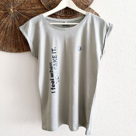 Stylisches T-Shirt mit Statement-Print – bedruckt in der Schweiz im hochwertigen Folientransfer-Verfahren mit spezieller Ocean Dust Folie. Die Sprüche sind inspiriert von Mindset-Work in der Hundeerziehung und setzen ein klares Zeichen.