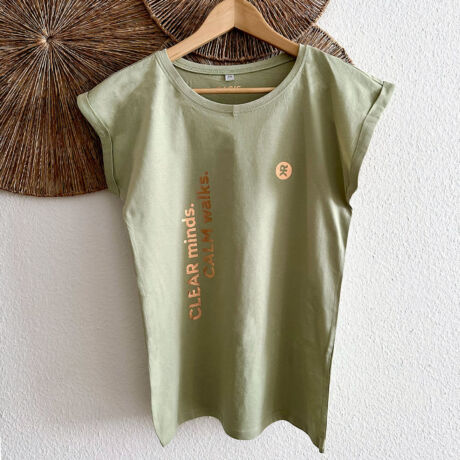 Stylisches T-Shirt mit Statement-Print – bedruckt in der Schweiz im hochwertigen Folientransfer-Verfahren mit spezieller Blush Dust Folie. Die Sprüche sind inspiriert von Mindset-Work in der Hundeerziehung und setzen ein klares Zeichen.