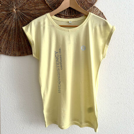 Stylisches T-Shirt mit Statement-Print – bedruckt in der Schweiz im hochwertigen Folientransfer-Verfahren mit spezieller Blush Dust Folie. Die Sprüche sind inspiriert von Mindset-Work in der Hundeerziehung und setzen ein klares Zeichen.