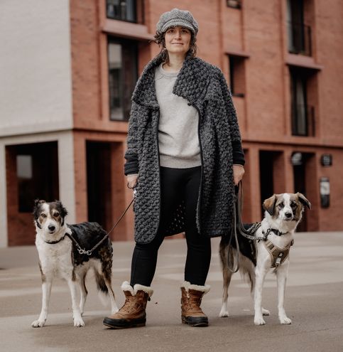 Hundetrainerin Steffi aus Zug mit ihren Hunden Nila und Tali