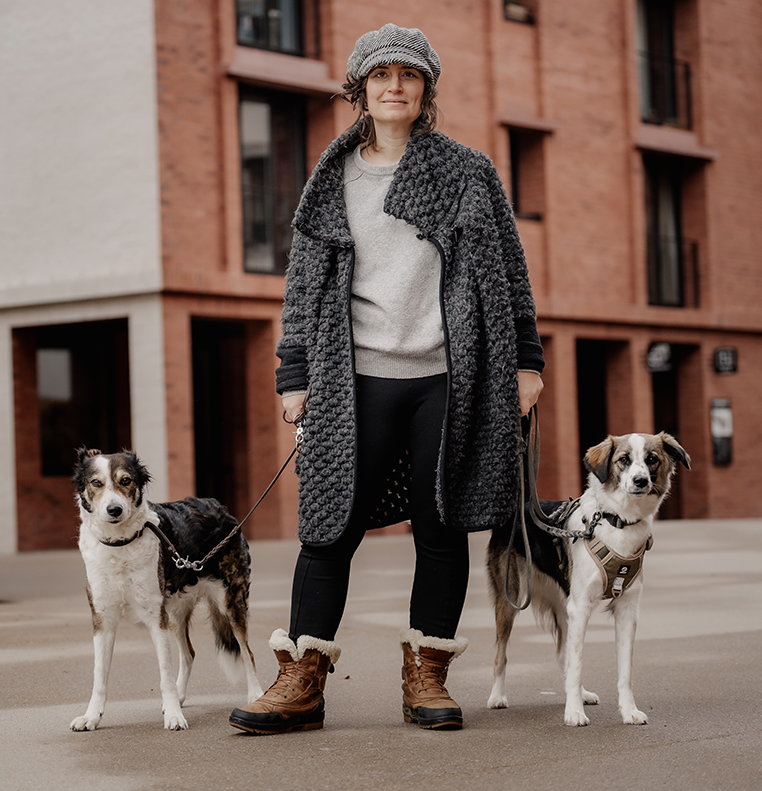 Hundetrainerin Steffi aus Zug mit ihren Hunden Nila und Tali